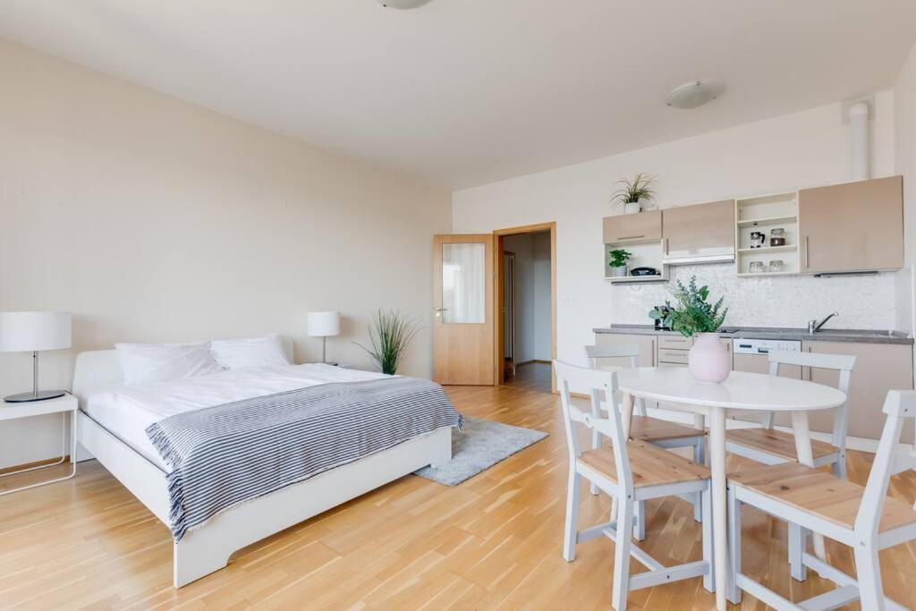 Jt'S Apartments Korunni Str. Πράγα Εξωτερικό φωτογραφία